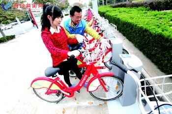 工作人員指導(dǎo)市民取車。記者 張馳