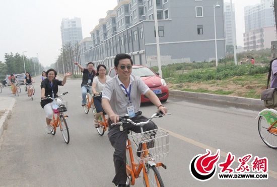 記者們騎上公共自行車，感受到城市公共自行車的便捷和樂趣。 記者 郭豪 攝。