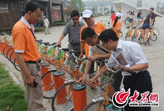 采訪團(tuán)記者做好準(zhǔn)備體驗(yàn)公共自行車。 記者 郭豪 攝。