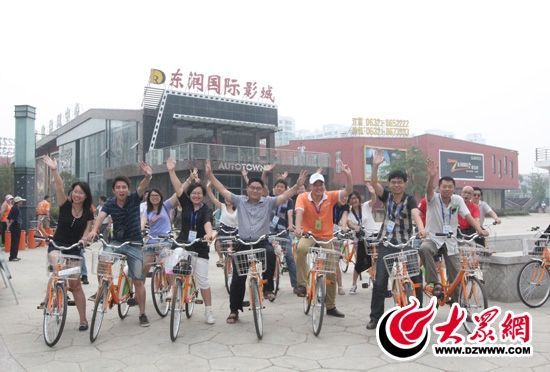 采訪團(tuán)記者做好準(zhǔn)備體驗(yàn)公共自行車。 記者 郭豪 攝。